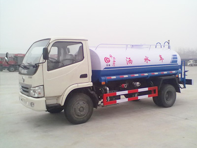 大連客戶向廈工楚勝訂購一輛國四東風(fēng)5噸灑水車